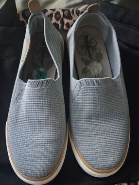 Tommy Bahama womn's Light Gray Knit Slip-On Loafers